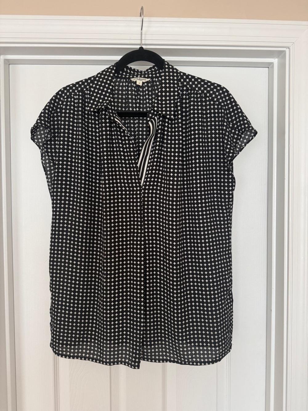 Black and ivory Max Studio short sleeve blouse